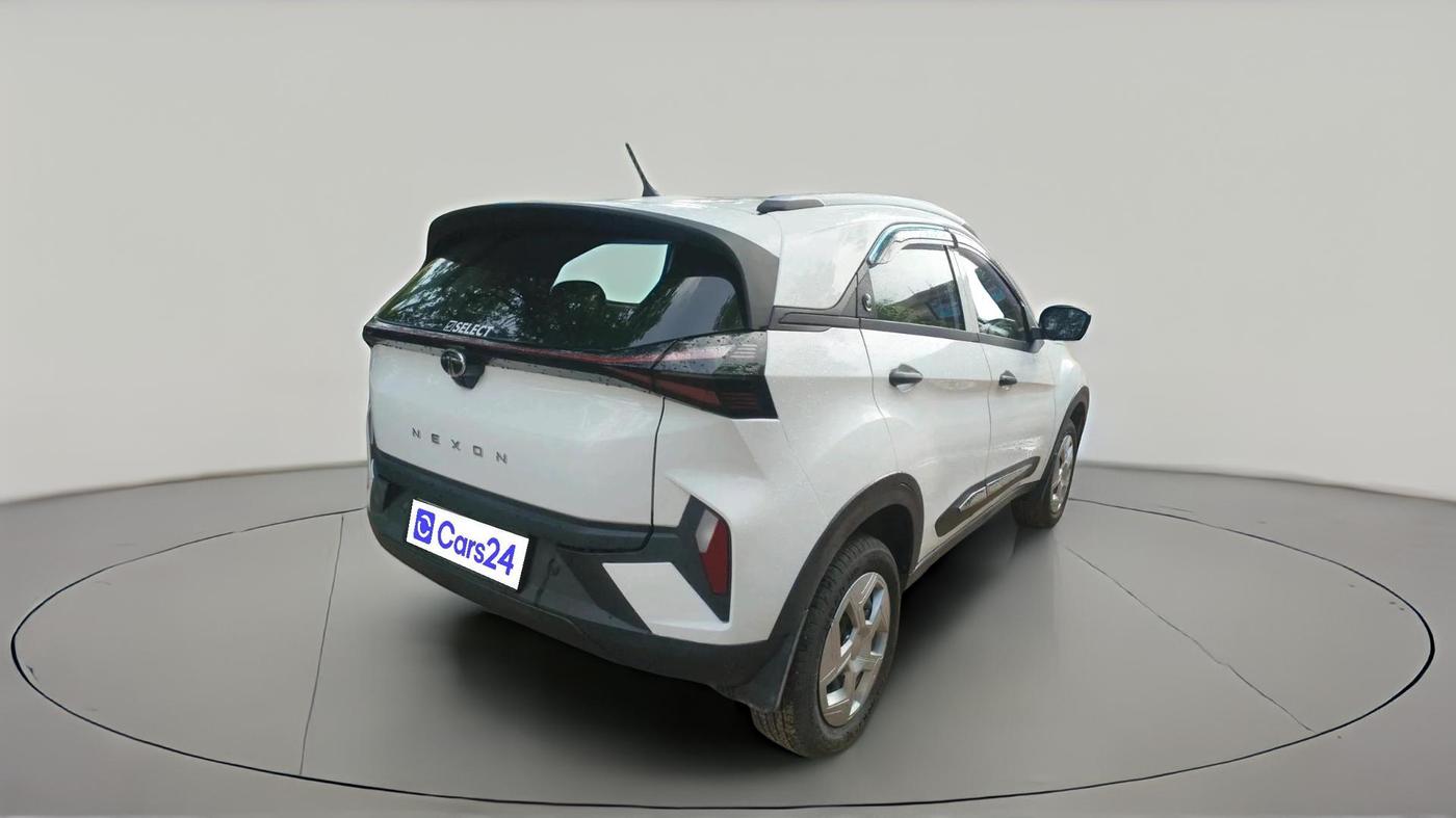 2026 Tata NEXON Smart Plus 1.2 Revotron 6 AMT, Petrol, Automatic, 1,810 km, exterior