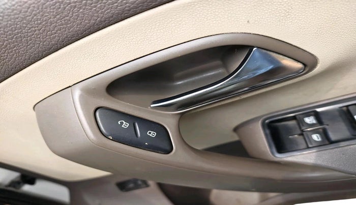 2011 Volkswagen Vento TRENDLINE 1.6, Petrol, Manual, 75,701 km, interior