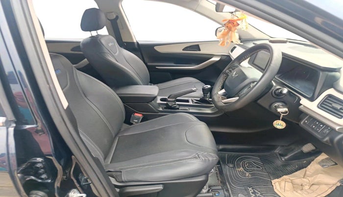 2022 Mahindra XUV700 MX P MT 5 STR, Petrol, Manual, 44,077 km, interior