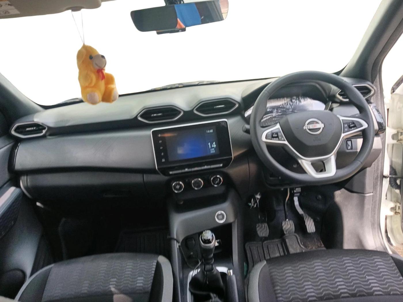 2025 Nissan MAGNITE N-Connecta B4D 1.0 Petrol MT, Petrol, Manual, 4,307 km, interior