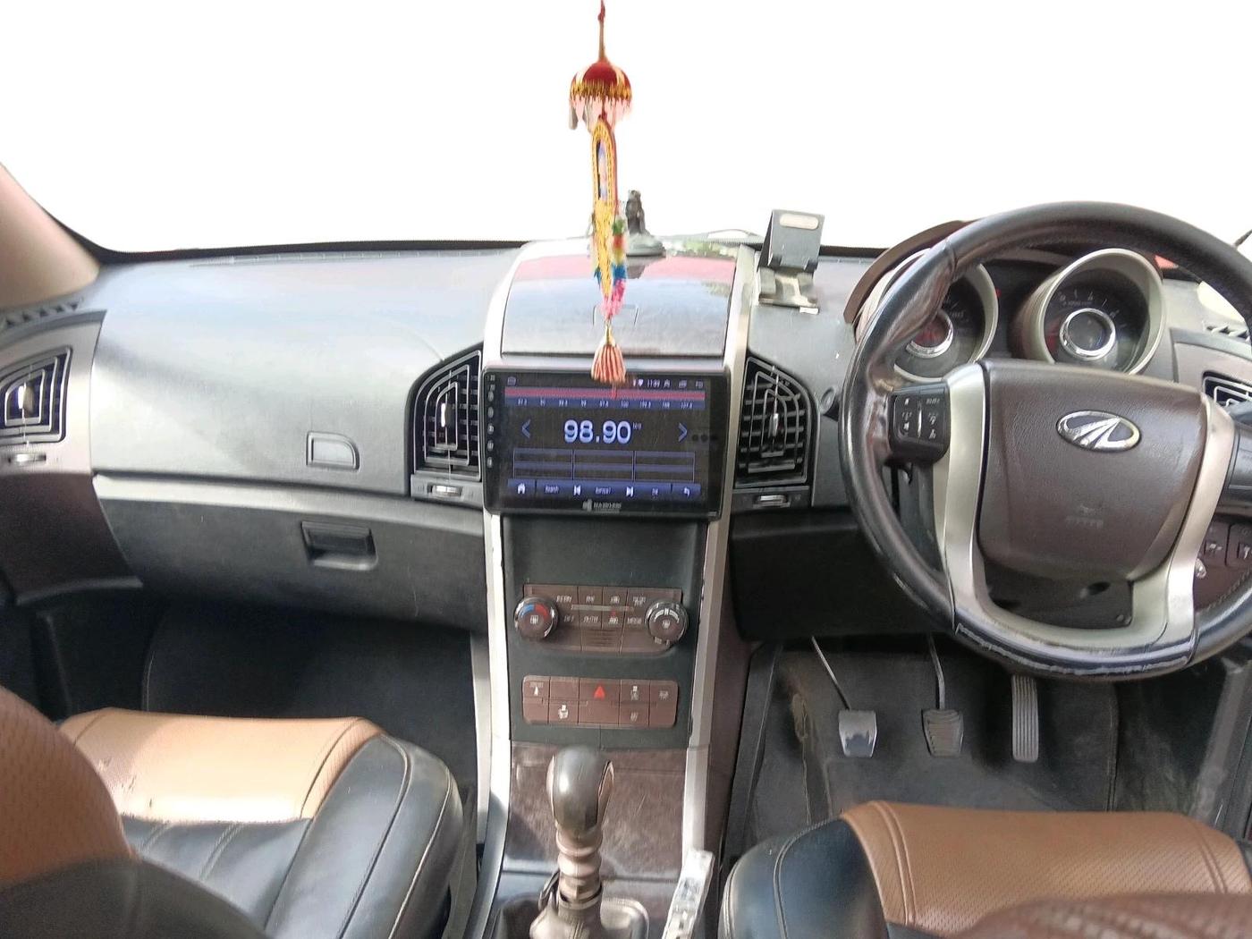 2013 Mahindra XUV500 W8, Diesel, Manual, 1,21,653 km, interior