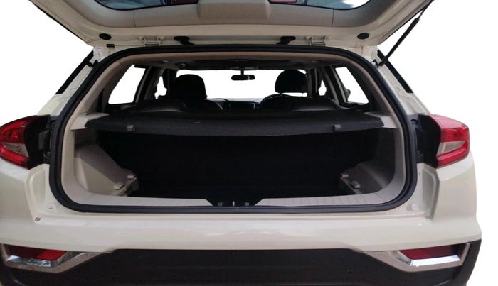 2022 Mahindra XUV300 W6 1.2 PETROL, Petrol, Manual, 45,301 km, exterior