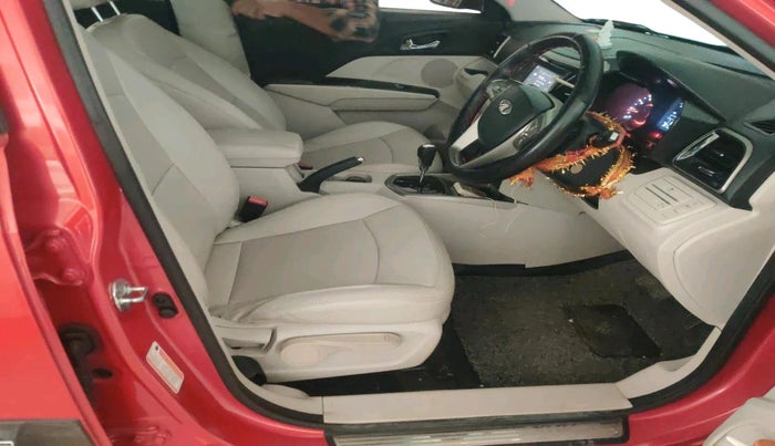 2021 Mahindra XUV300 W8 (O) 1.2 PETROL AMT DUAL TONE, Petrol, Automatic, 61,158 km, interior