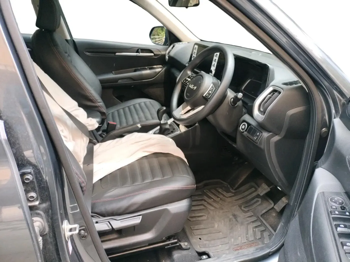 2021 KIA SONET HTK PLUS 1.0 IMT, Petrol, Manual, 17,446 km, interior