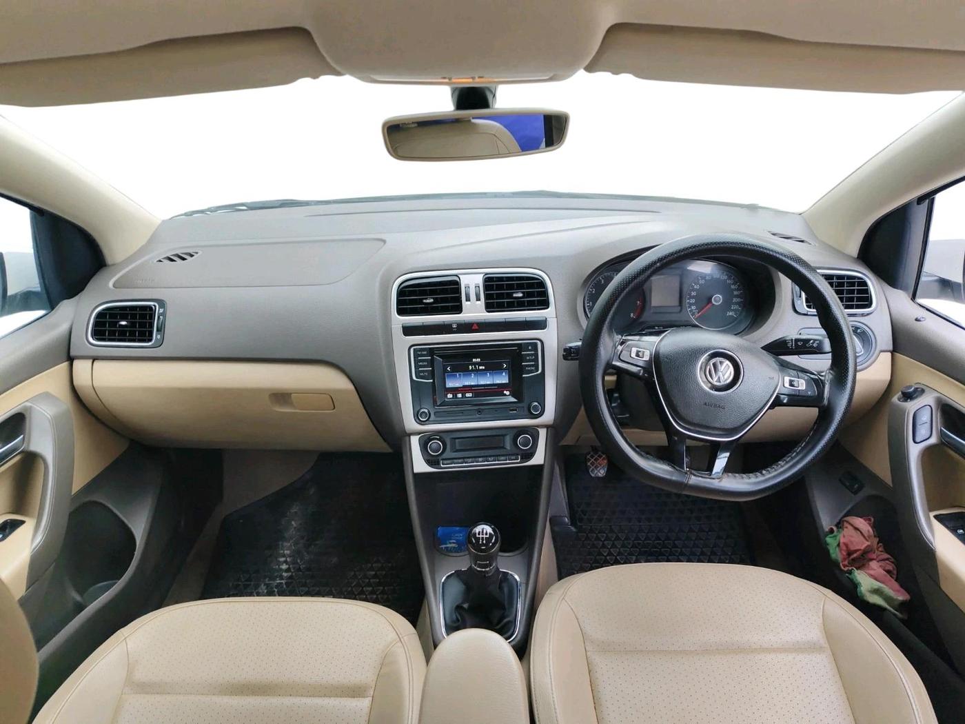 2016 Volkswagen Vento HIGHLINE 1.6 MPI, Petrol, Manual, 1,60,094 km, interior