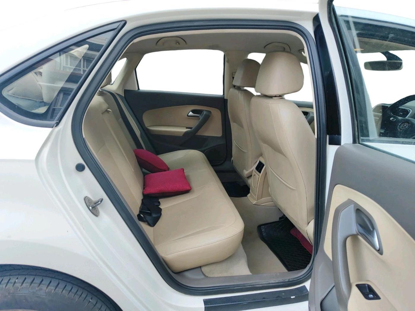 2016 Volkswagen Vento HIGHLINE 1.6 MPI, Petrol, Manual, 1,60,094 km, interior