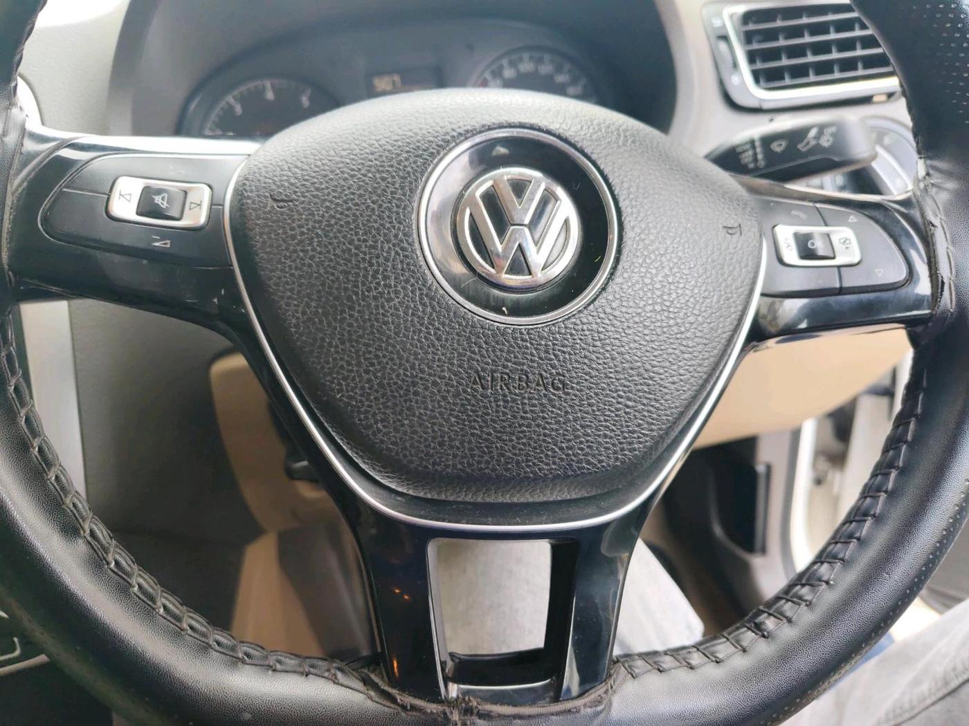2016 Volkswagen Vento HIGHLINE 1.6 MPI, Petrol, Manual, 1,60,094 km, interior