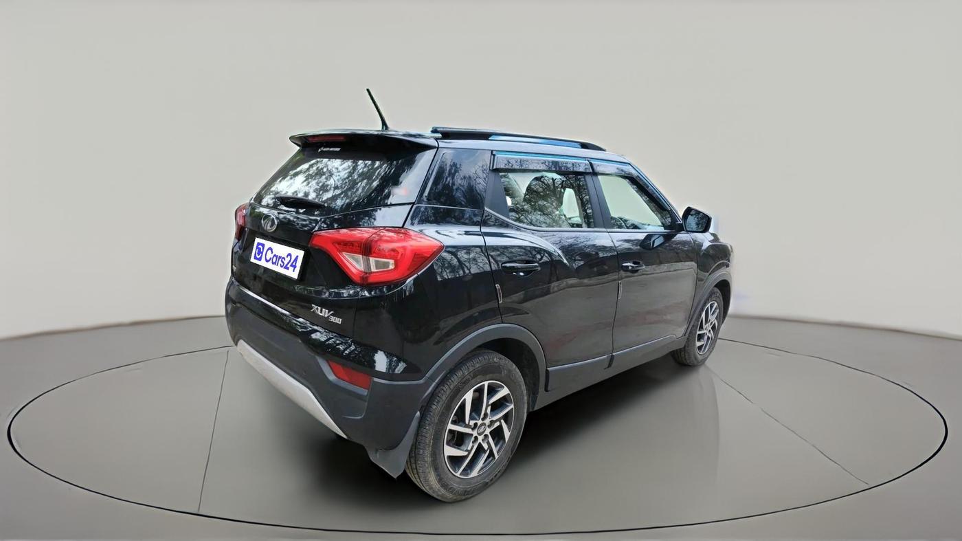 2022 Mahindra XUV300 W8 (O) 1.2 PETROL, Petrol, Manual, 21,229 km, exterior