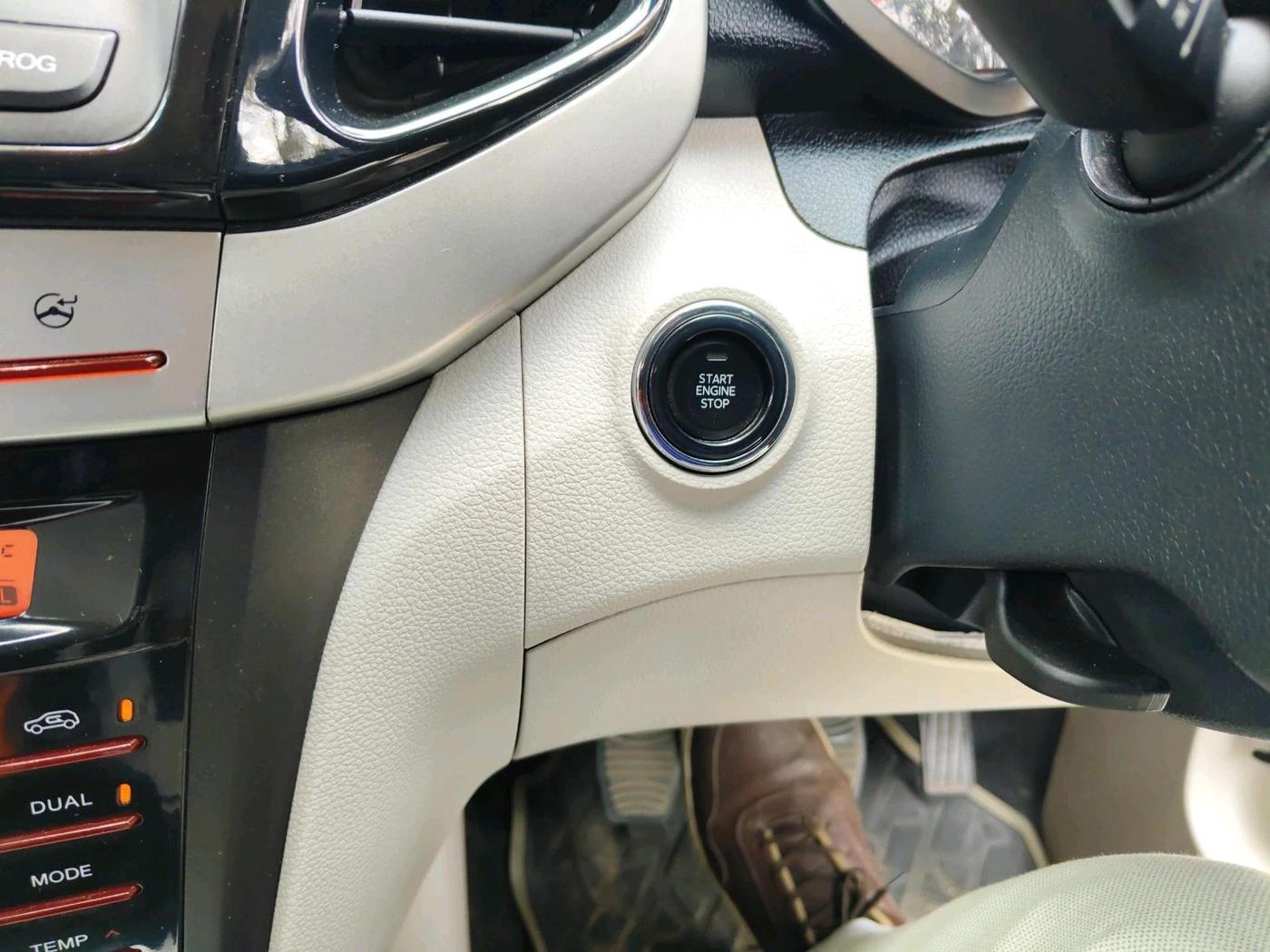 2022 Mahindra XUV300 W8 (O) 1.2 PETROL, Petrol, Manual, 21,229 km, interior