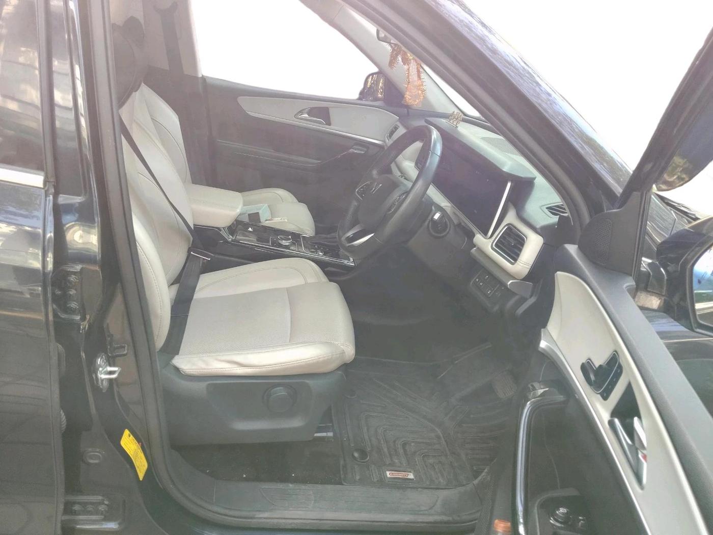 2022 Mahindra XUV700 AX 7 D AT AWD 7 STR, Diesel, Automatic, 85,469 km, interior