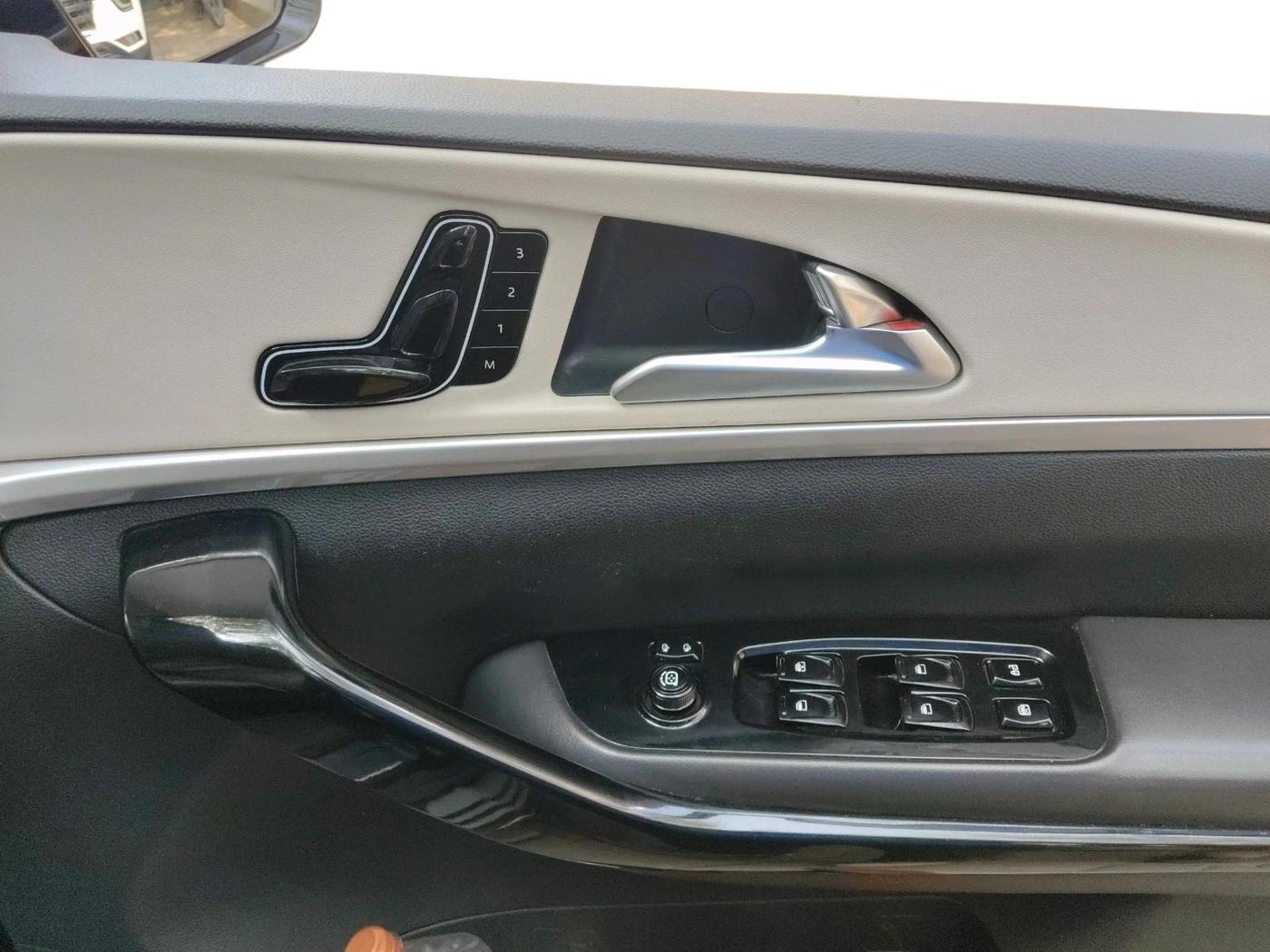 2022 Mahindra XUV700 AX 7 D AT AWD 7 STR, Diesel, Automatic, 85,469 km, interior