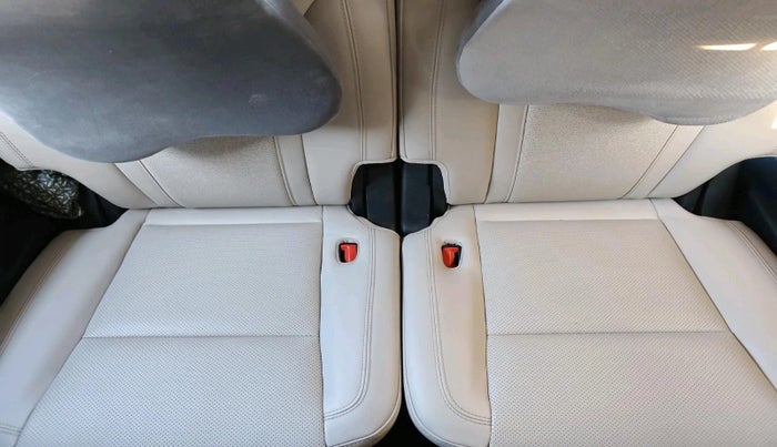 2022 Mahindra XUV700 AX7 Petrol MT 7 STR, Petrol, Manual, 90,532 km, interior