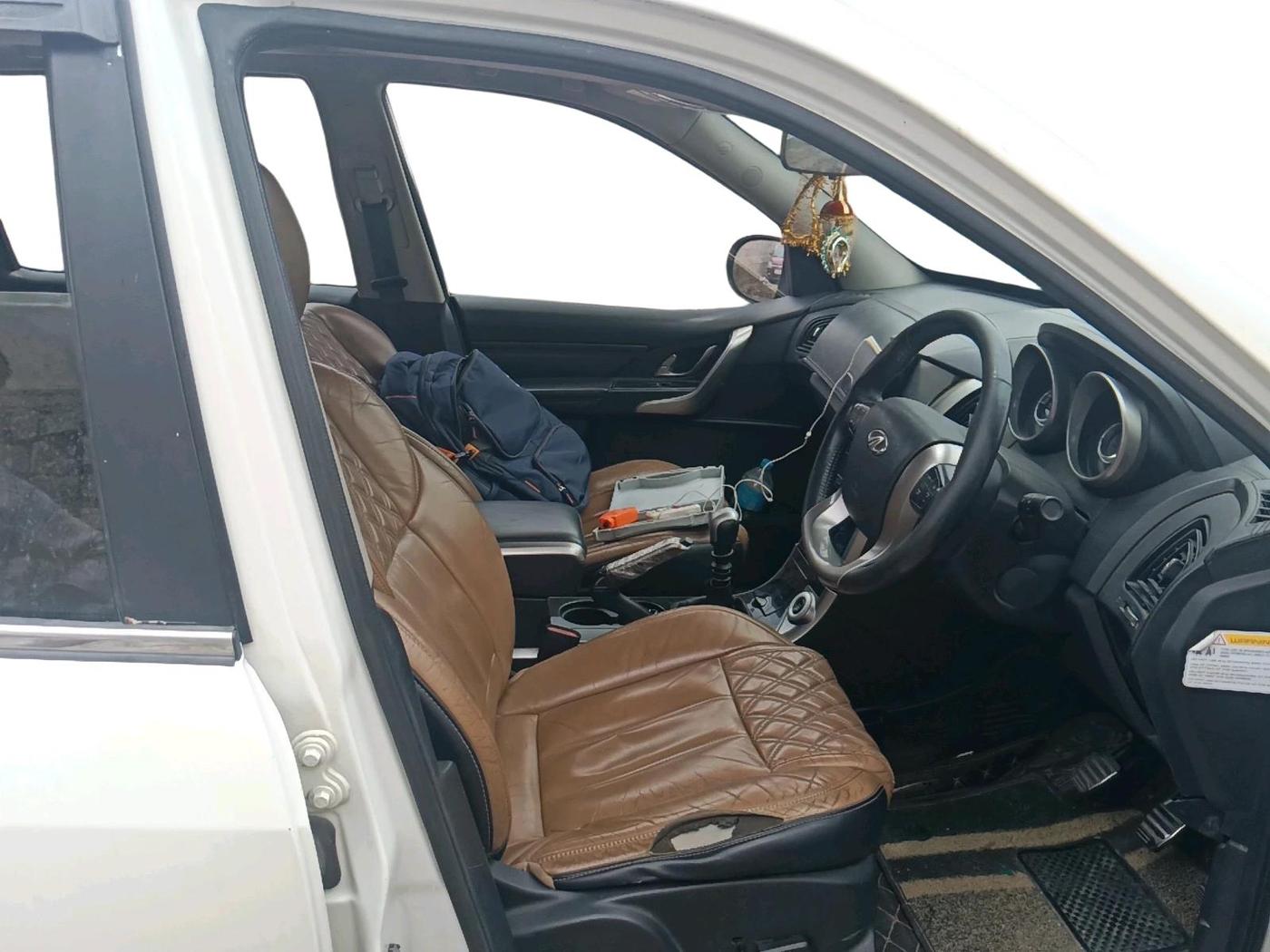 2018 Mahindra XUV500 W11, Diesel, Manual, 1,28,768 km, interior