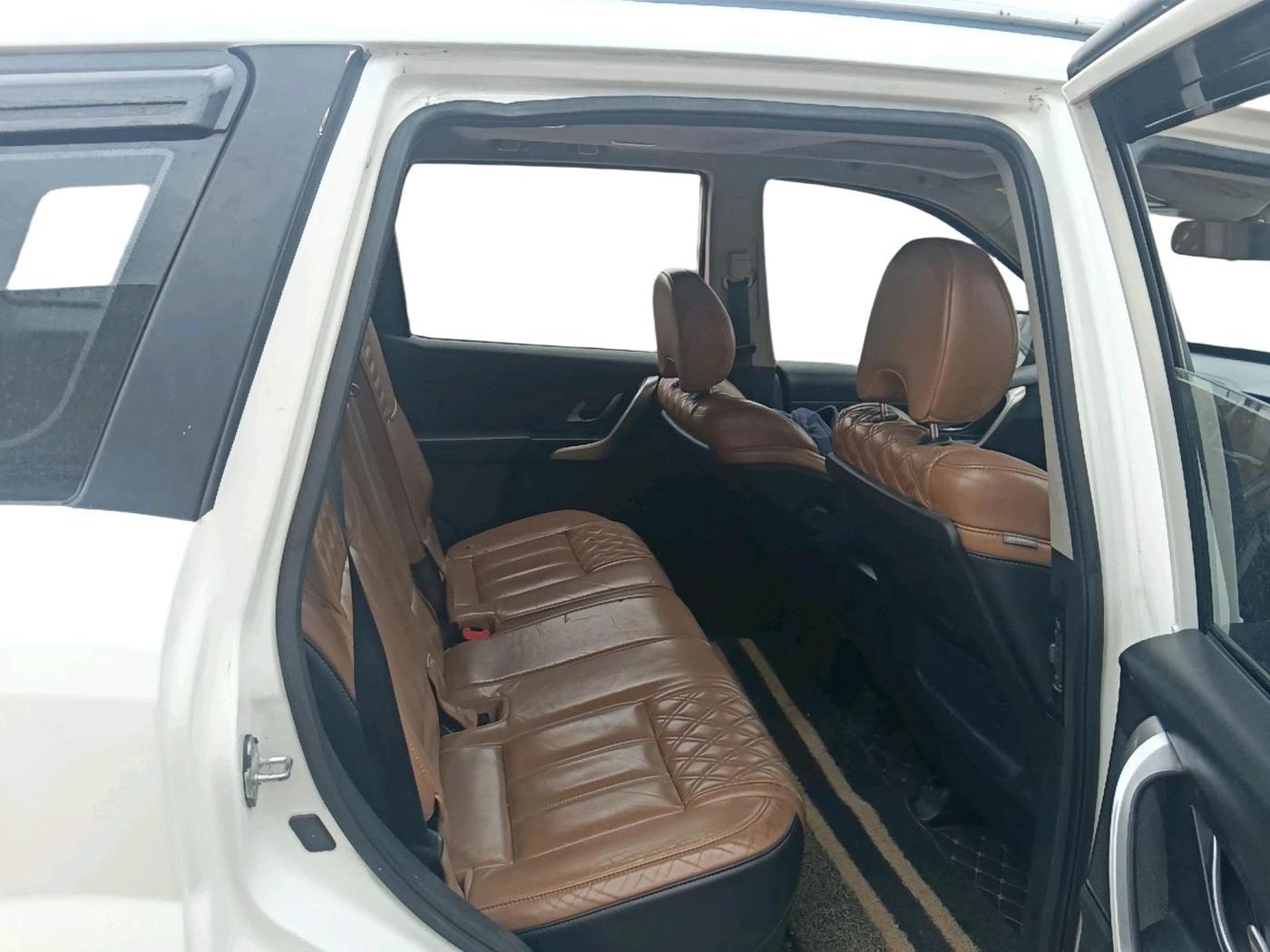 2018 Mahindra XUV500 W11, Diesel, Manual, 1,28,768 km, interior