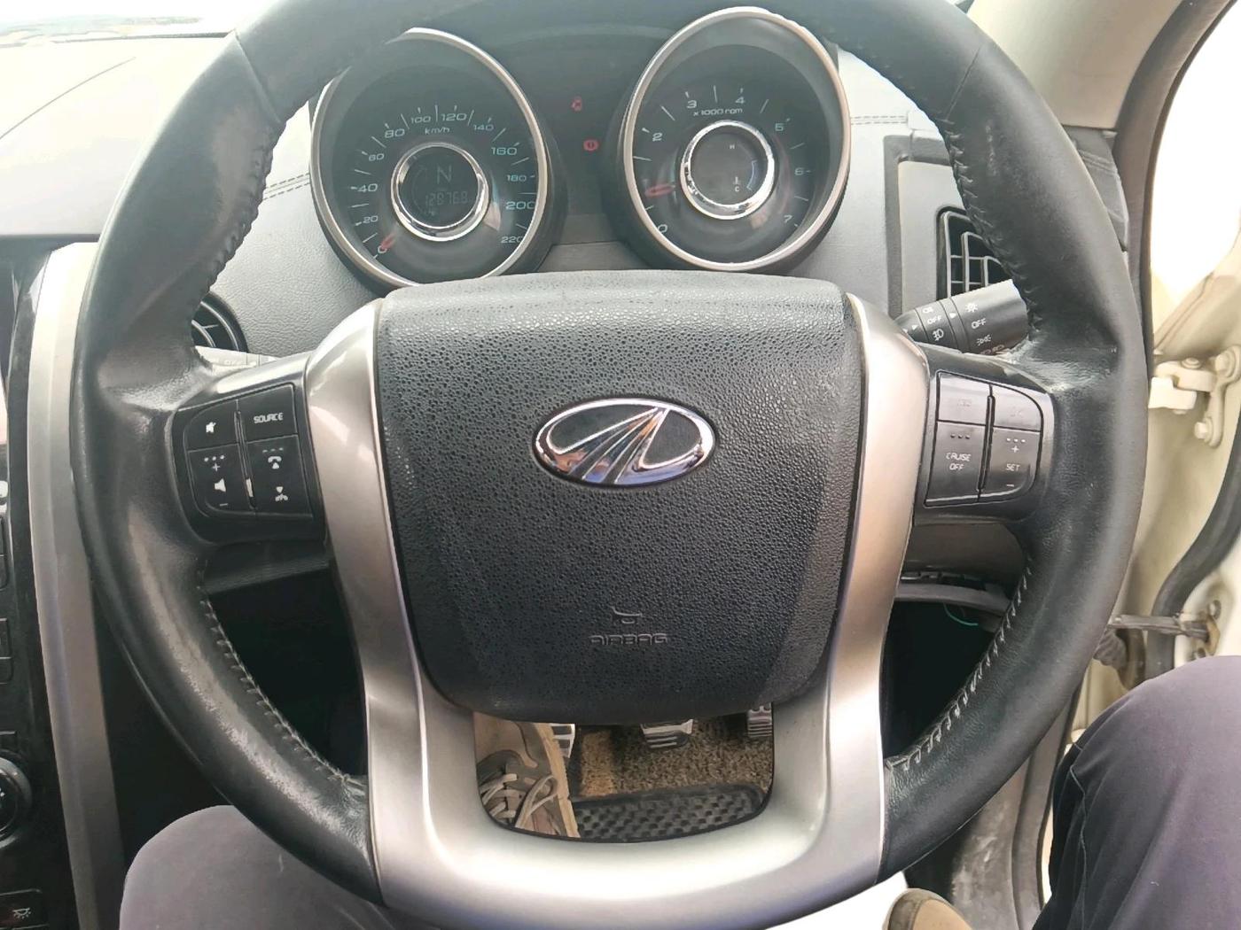2018 Mahindra XUV500 W11, Diesel, Manual, 1,28,768 km, interior