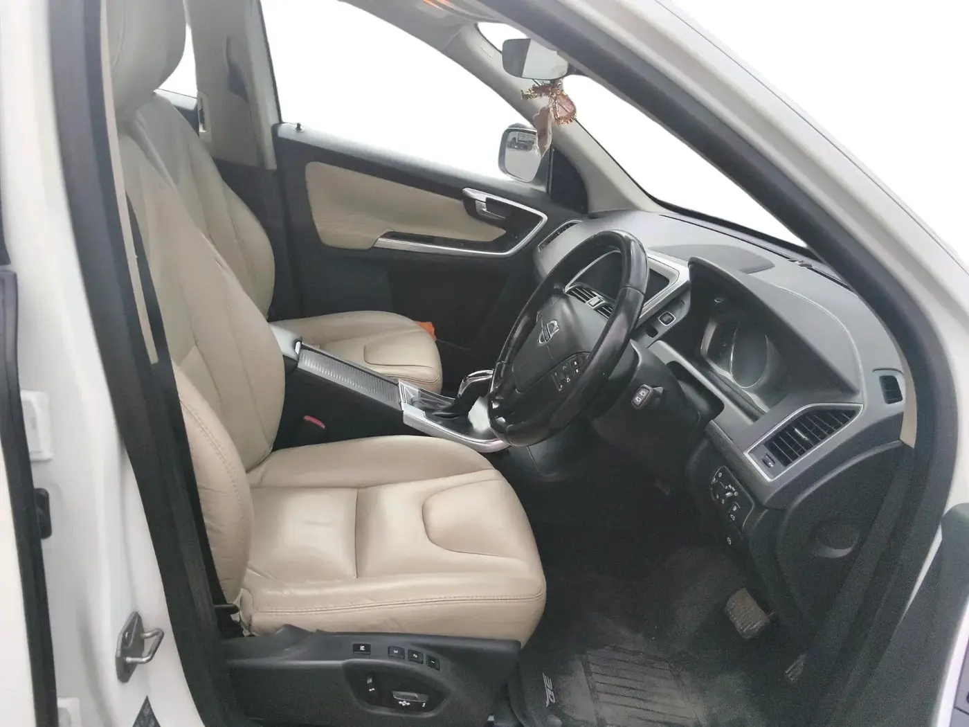 2015 Volvo XC 60 D4 KINETIC, Diesel, Automatic, 1,01,460 km, interior