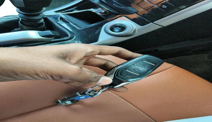 2018 Mahindra XUV500 W7, Diesel, Manual, 1,59,192 km, interior