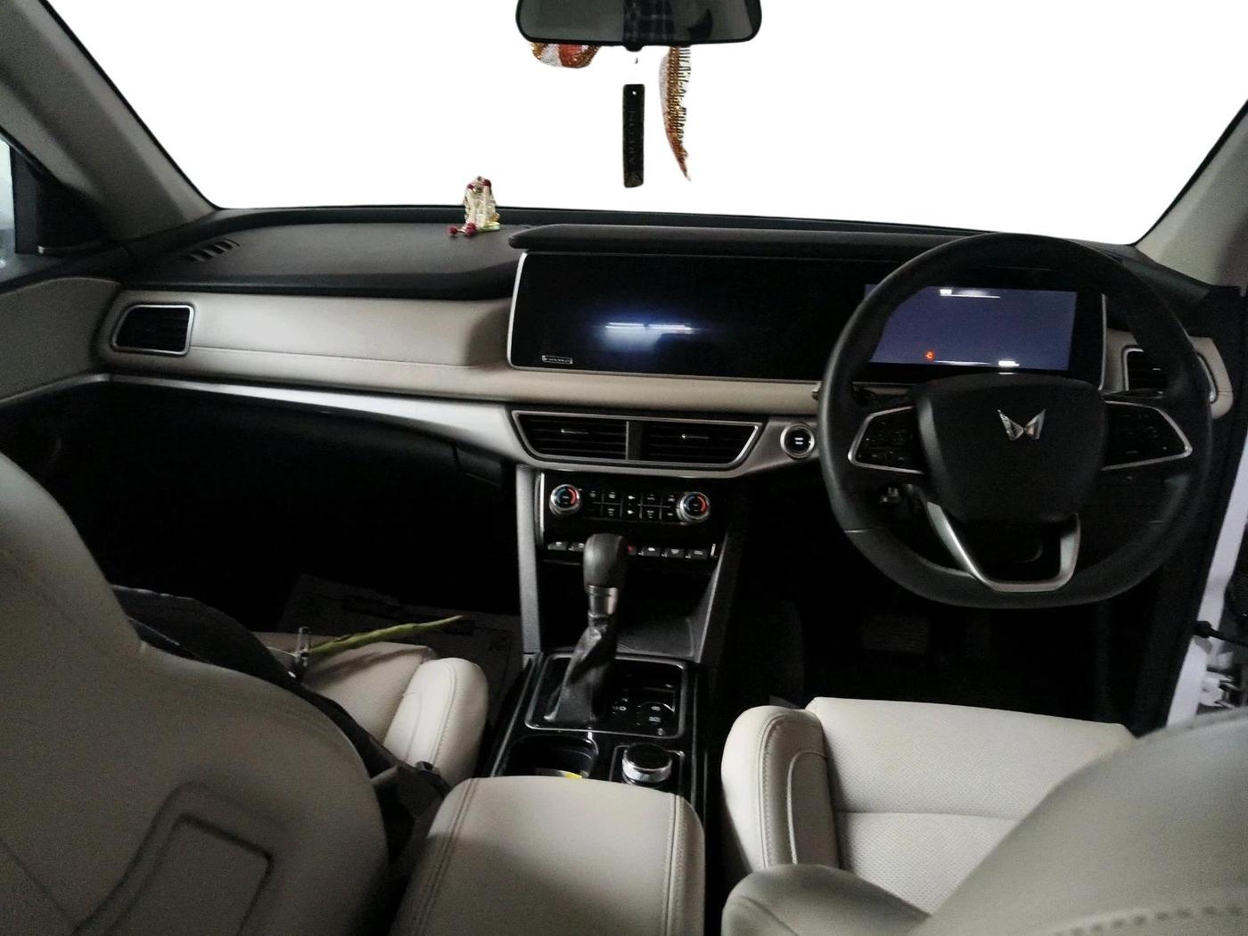 2023 Mahindra XUV700 AX 7 LUXURY D AWD AT 7 STR, Diesel, Automatic, 63,893 km, interior