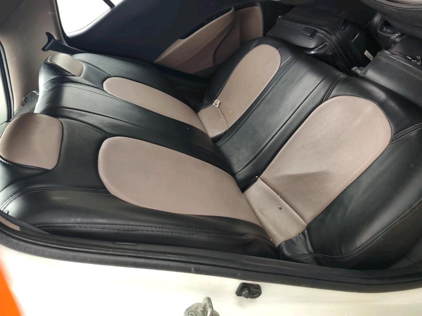 2015 Hyundai Grand i10 MAGNA 1.1 CRDI, Diesel, Manual, 2,29,519 km, interior