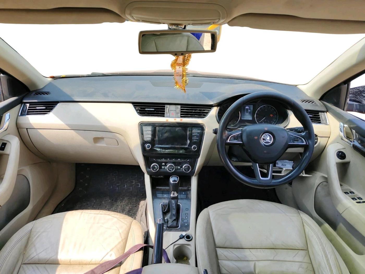2015 Skoda Octavia ELEGANCE 2.0 TDI AT, Diesel, Automatic, 1,02,136 km, interior