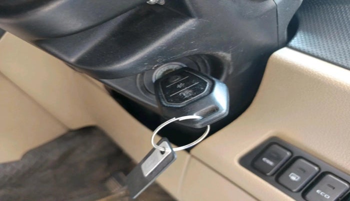 2017 Mahindra TUV300 T8, Diesel, Manual, 99,688 km, interior