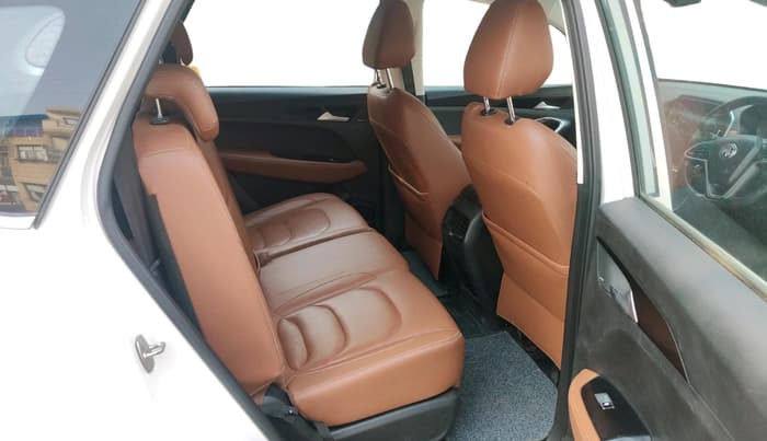2021 MG HECTOR PLUS SMART 2.0 DIESEL TURBO MT 7-STR, Diesel, Manual, 70,579 km, interior
