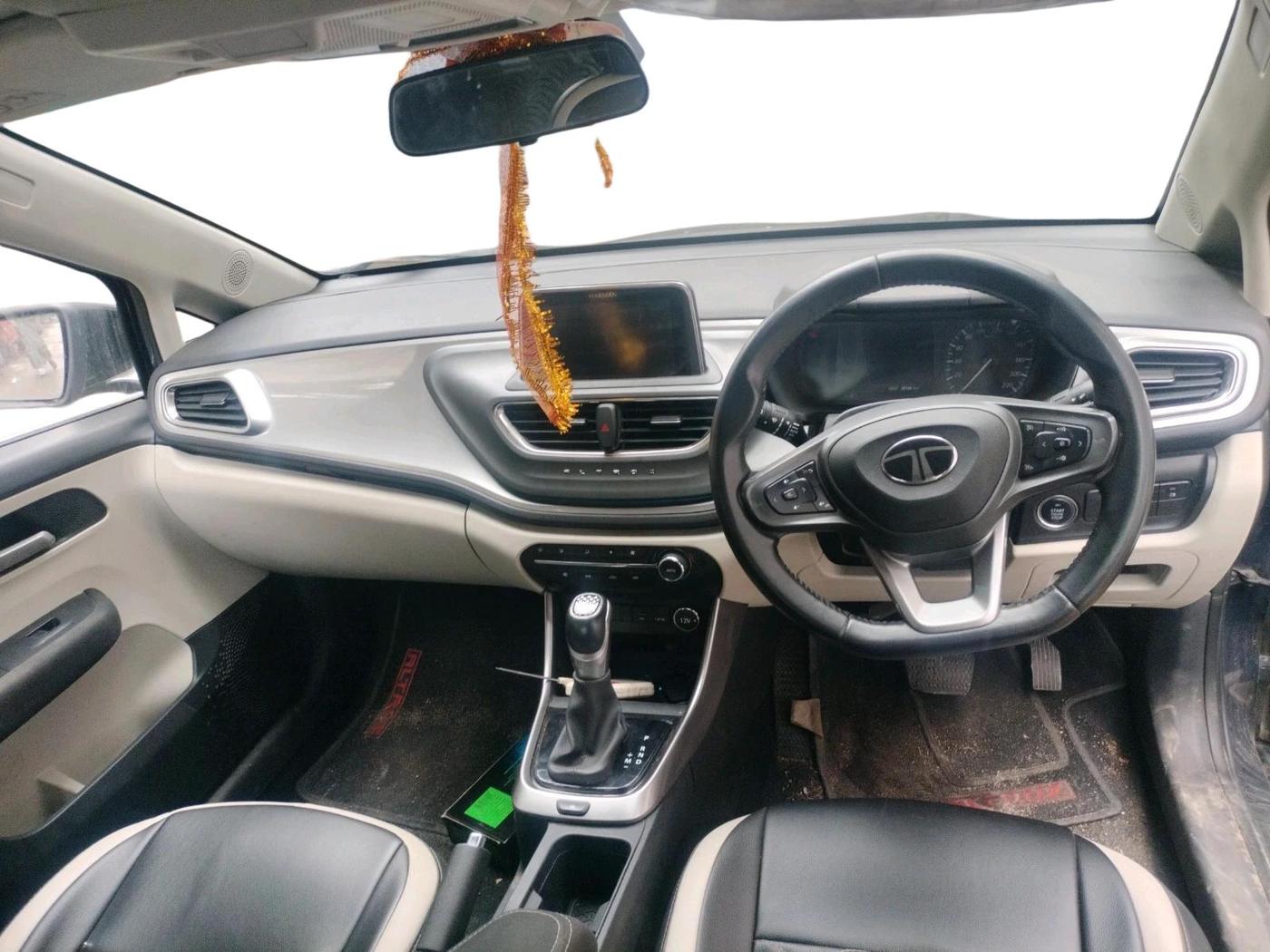 2024 Tata ALTROZ XZA + SUNROOF, Petrol, Automatic, 28,748 km, interior