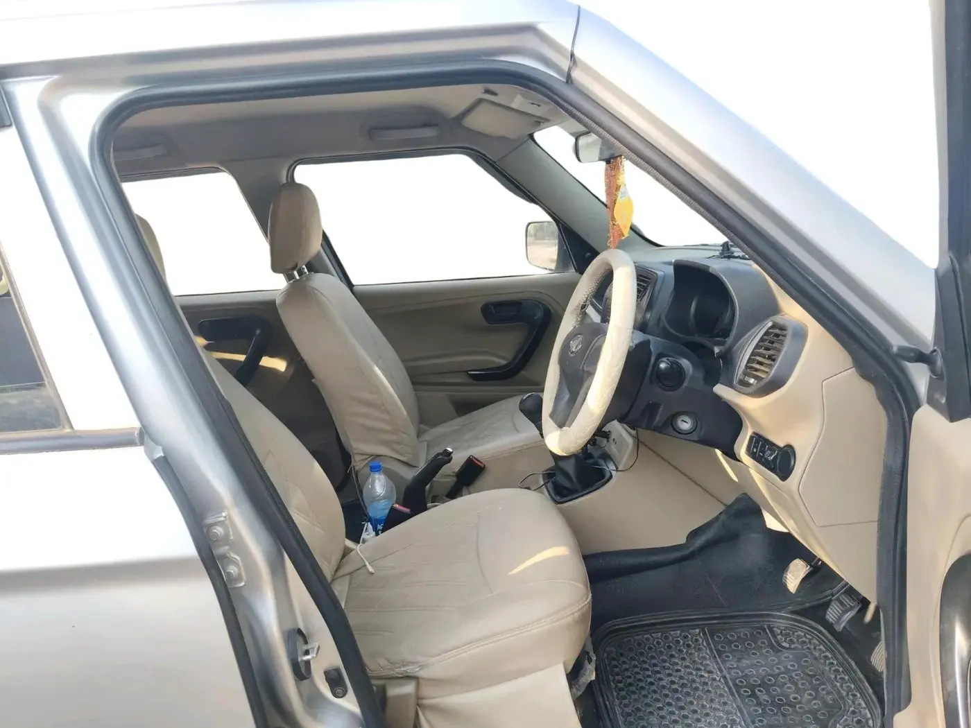 2017 Mahindra TUV300 T6, Diesel, Manual, 1,99,012 km, interior