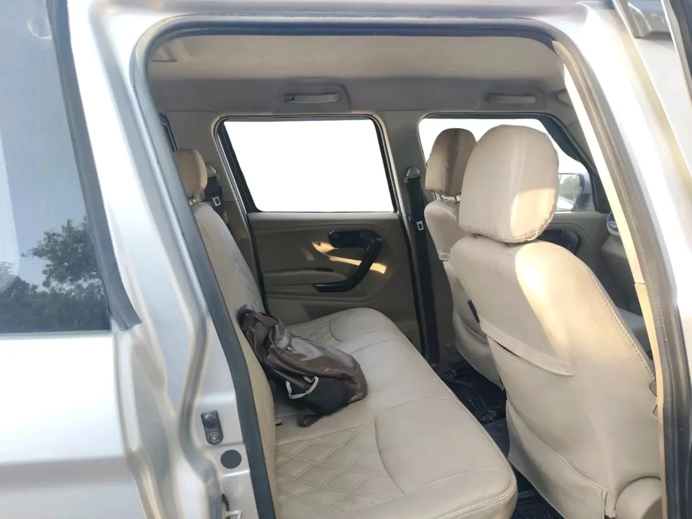 2017 Mahindra TUV300 T6, Diesel, Manual, 1,99,012 km, interior