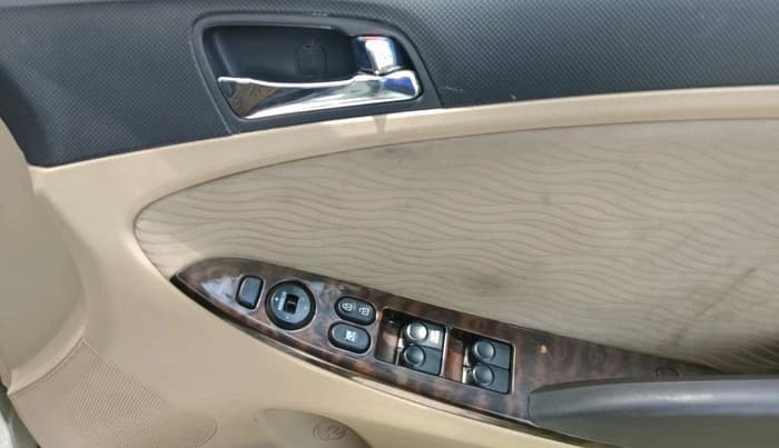 2013 Hyundai Verna FLUIDIC 1.6 CRDI SX, Diesel, Manual, 3,63,876 km, interior