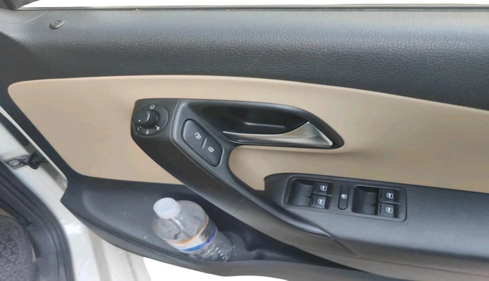 2017 Volkswagen Polo HIGHLINE1.5L, Diesel, Manual, 80,080 km, interior