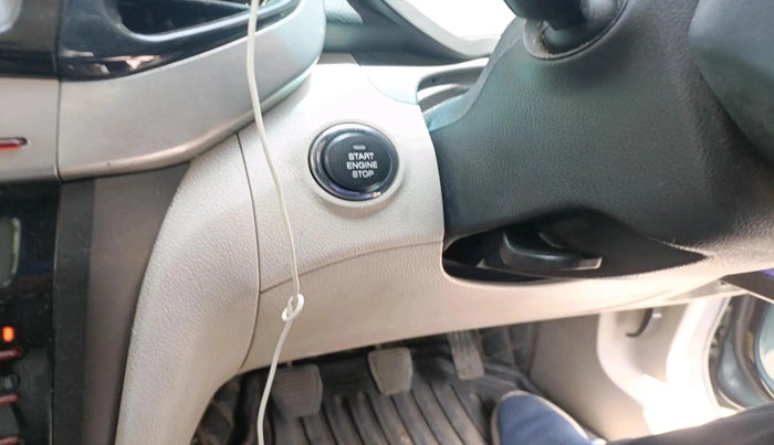 2019 Mahindra XUV300 W8 (O) 1.5 DIESEL, Diesel, Manual, 1,57,947 km, interior