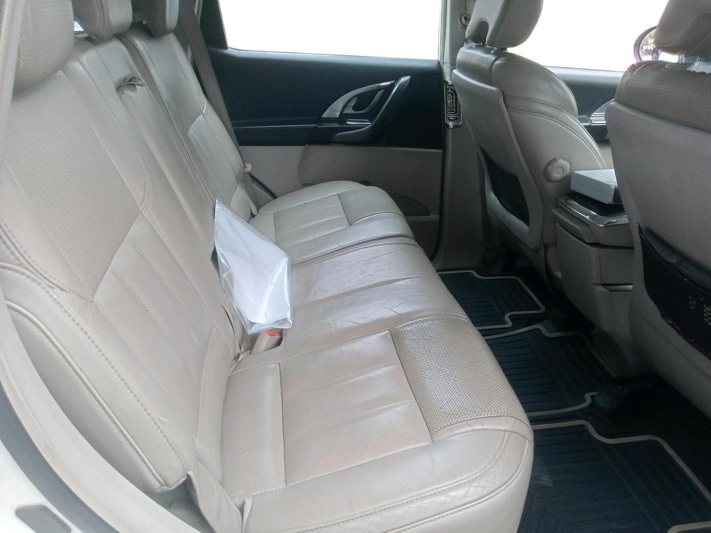 2016 Mahindra XUV500 W10 AT 1.99, Diesel, Automatic, 1,10,525 km, interior