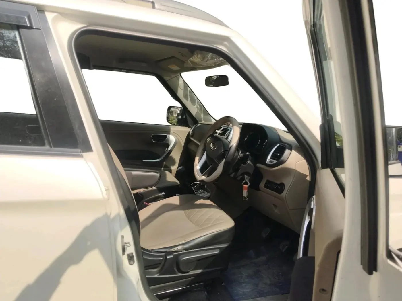 2017 Mahindra TUV300 T10, Diesel, Manual, 1,63,528 km, interior