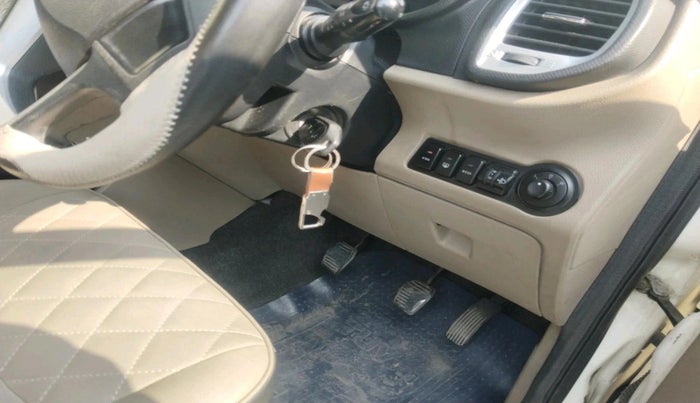 2017 Mahindra TUV300 T10, Diesel, Manual, 1,63,528 km, interior