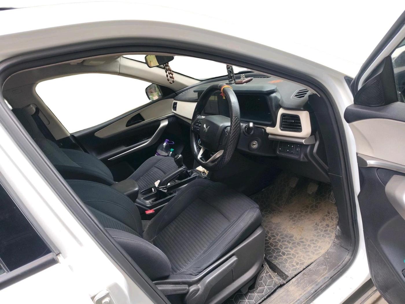2024 Mahindra XUV700 MX P MT 5 STR, Petrol, Manual, 47,517 km, interior