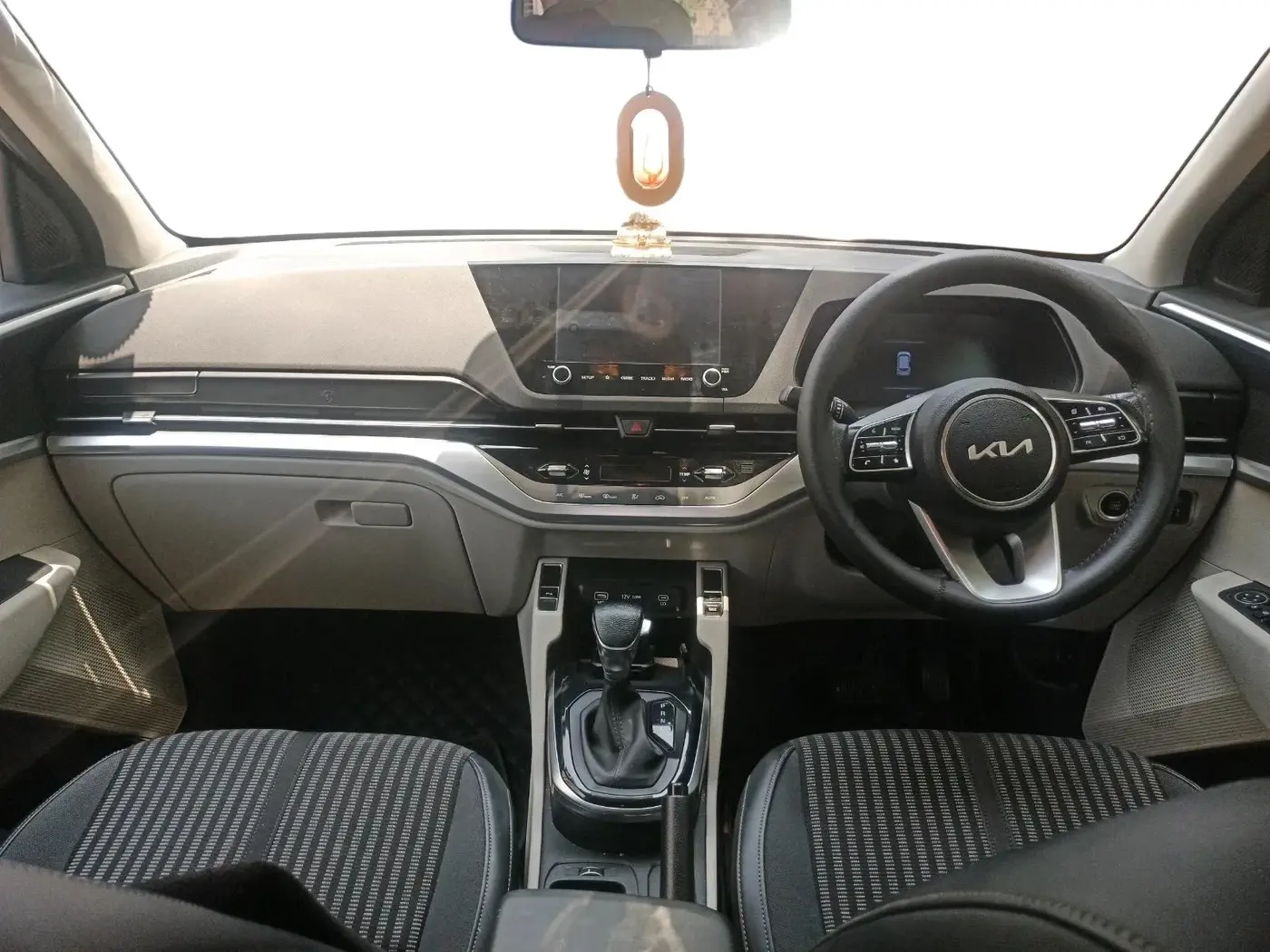 2022 KIA CARENS PRESTIGE PLUS 1.4 PETROL DCT 7 STR, Petrol, Automatic, 46,180 km, interior