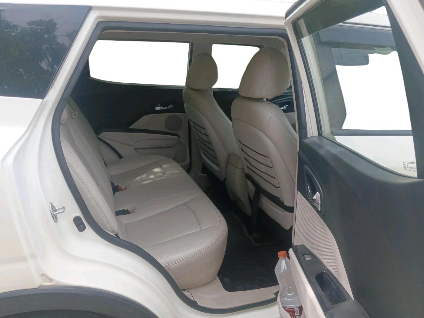 2021 Mahindra XUV300 W8 (O) 1.5 DIESEL, Diesel, Manual, 1,02,885 km, interior