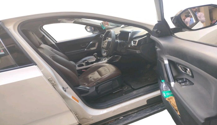 2019 Tata Harrier XT 2.0L KRYOTEC, Diesel, Manual, 1,52,231 km, interior
