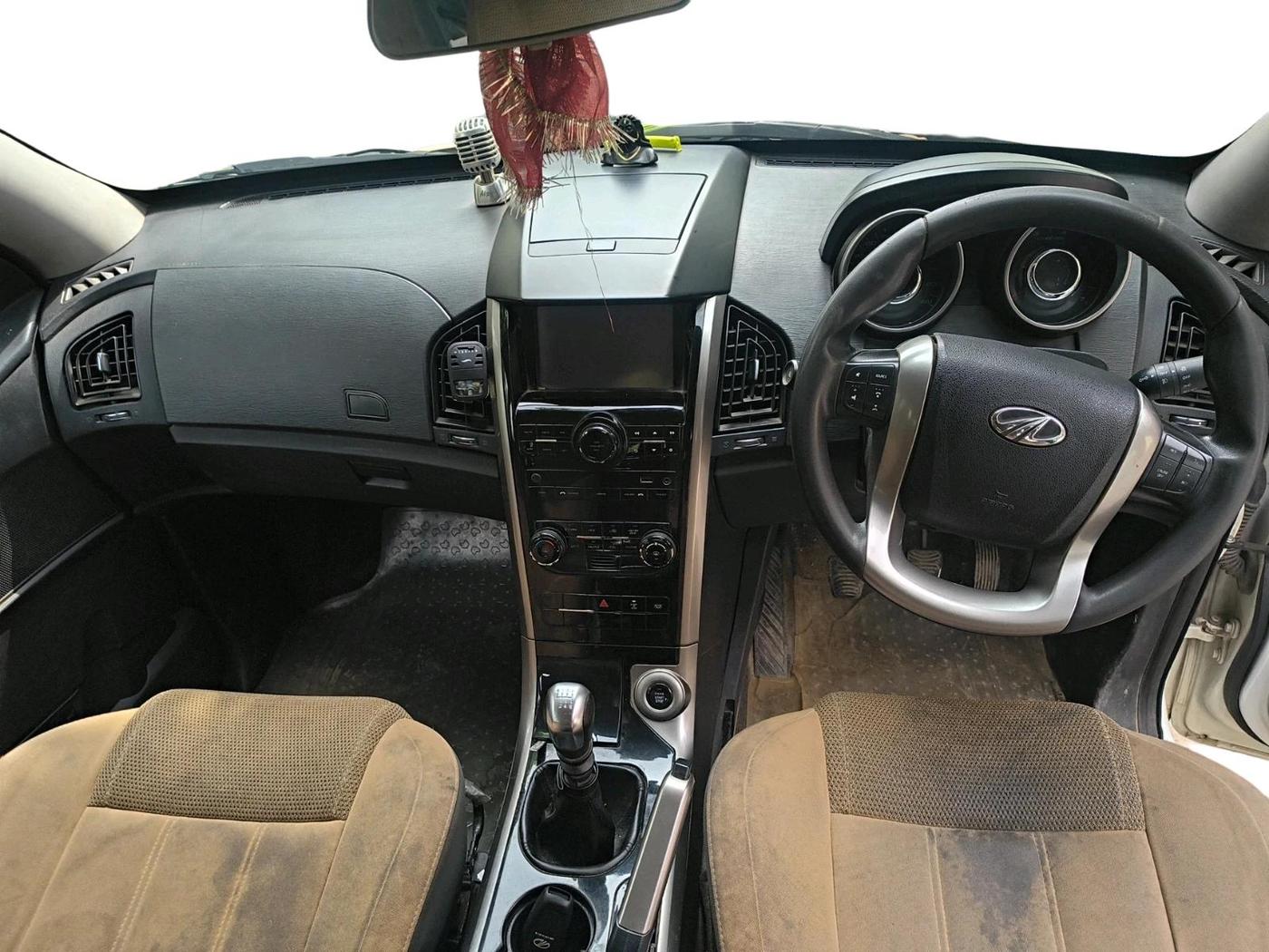 2019 Mahindra XUV500 W7, Diesel, Manual, 1,10,995 km, interior
