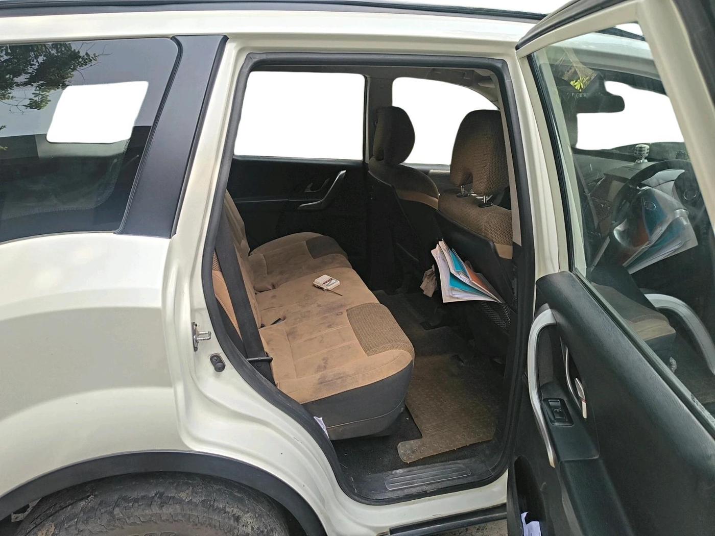 2019 Mahindra XUV500 W7, Diesel, Manual, 1,10,995 km, interior