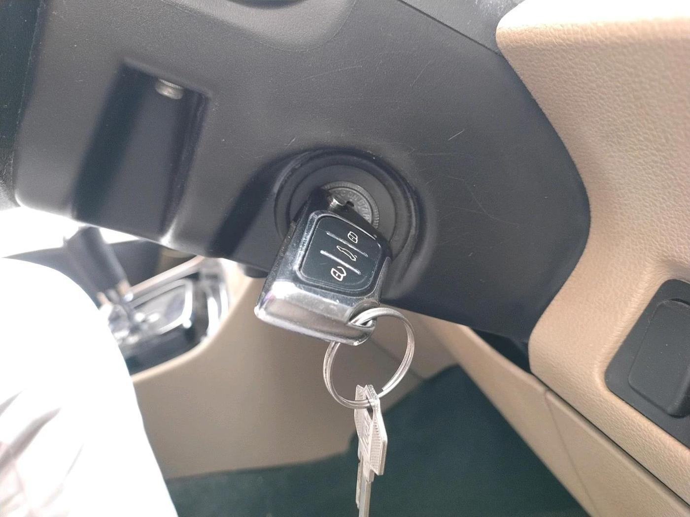 2017 Mahindra TUV300 T10 AMT, Diesel, Automatic, 1,12,195 km, interior