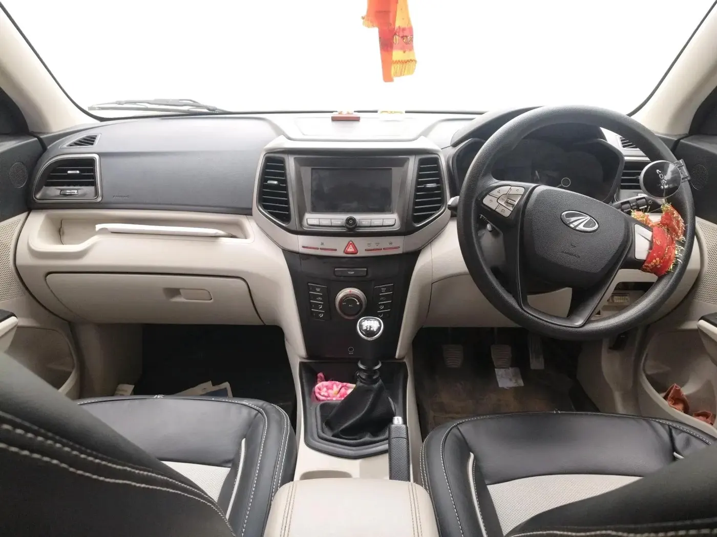 2020 Mahindra XUV300 W6 1.2 PETROL, Petrol, Manual, 46,000 km, interior
