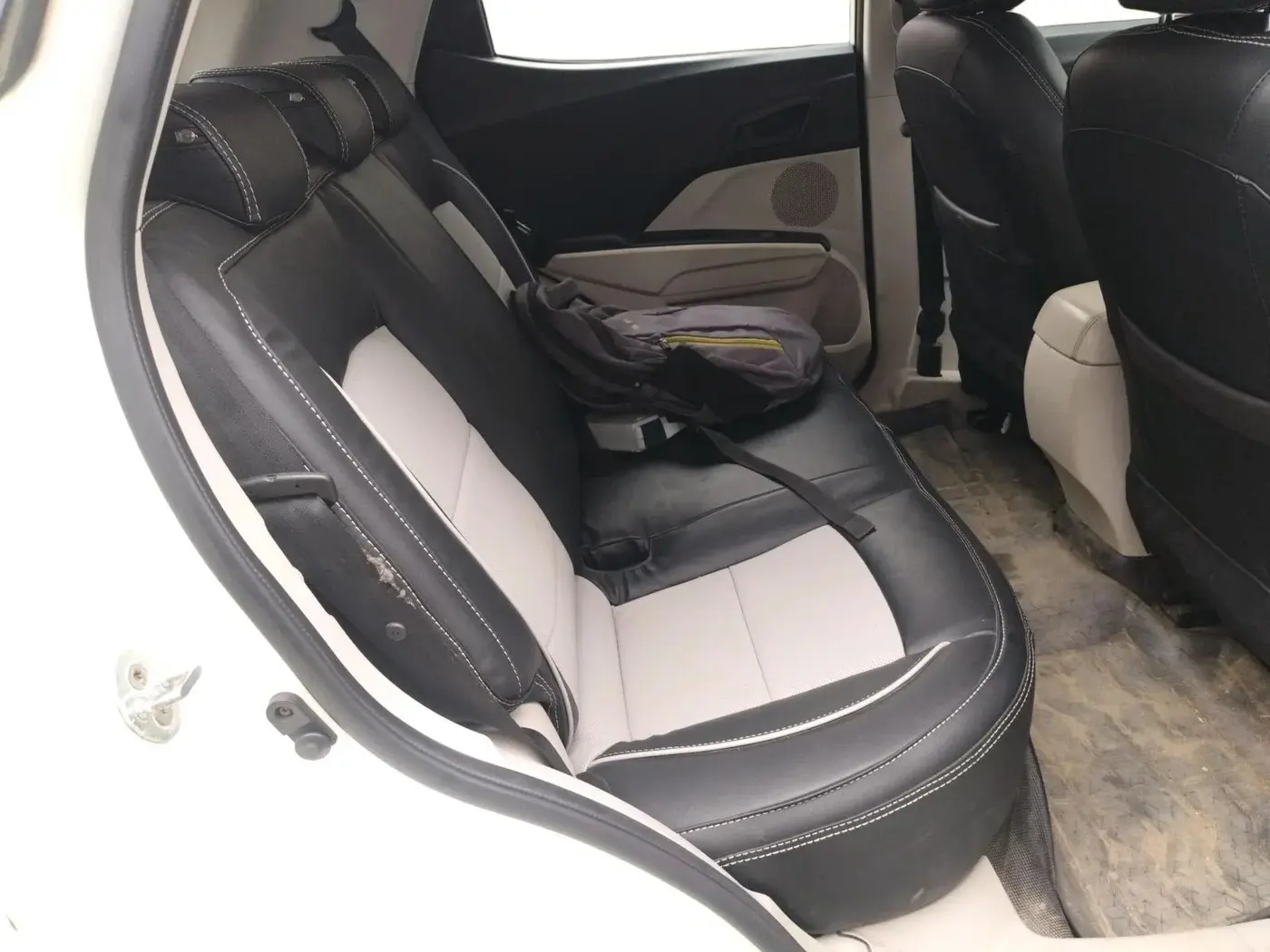 2020 Mahindra XUV300 W6 1.2 PETROL, Petrol, Manual, 46,000 km, interior