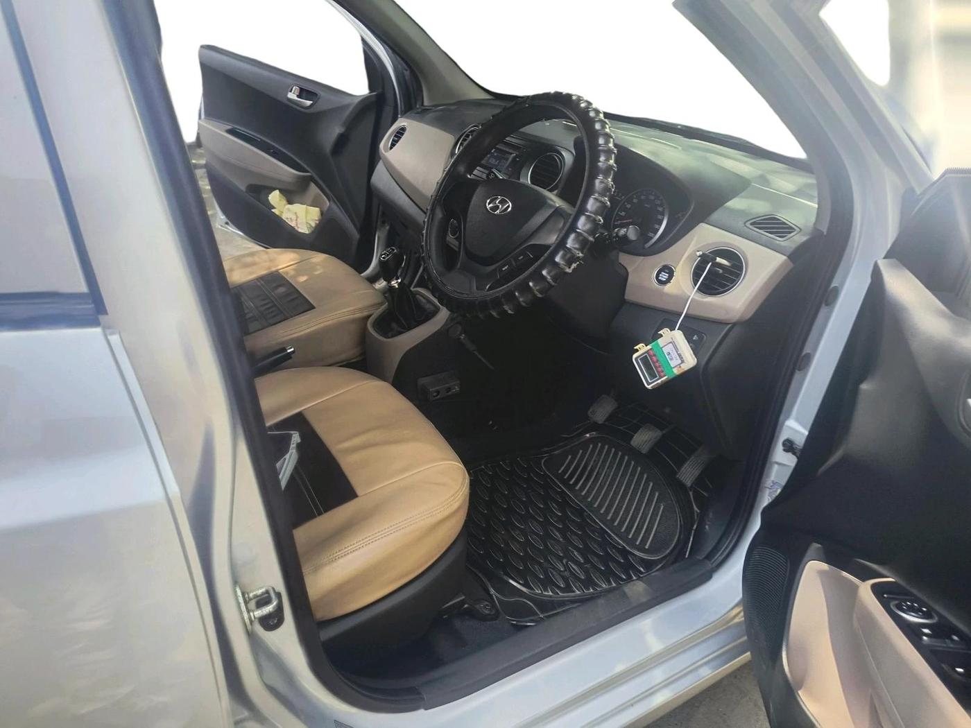 2013 Hyundai Grand i10 SPORTZ 1.2 KAPPA VTVT, Petrol, Manual, 1,02,116 km, interior