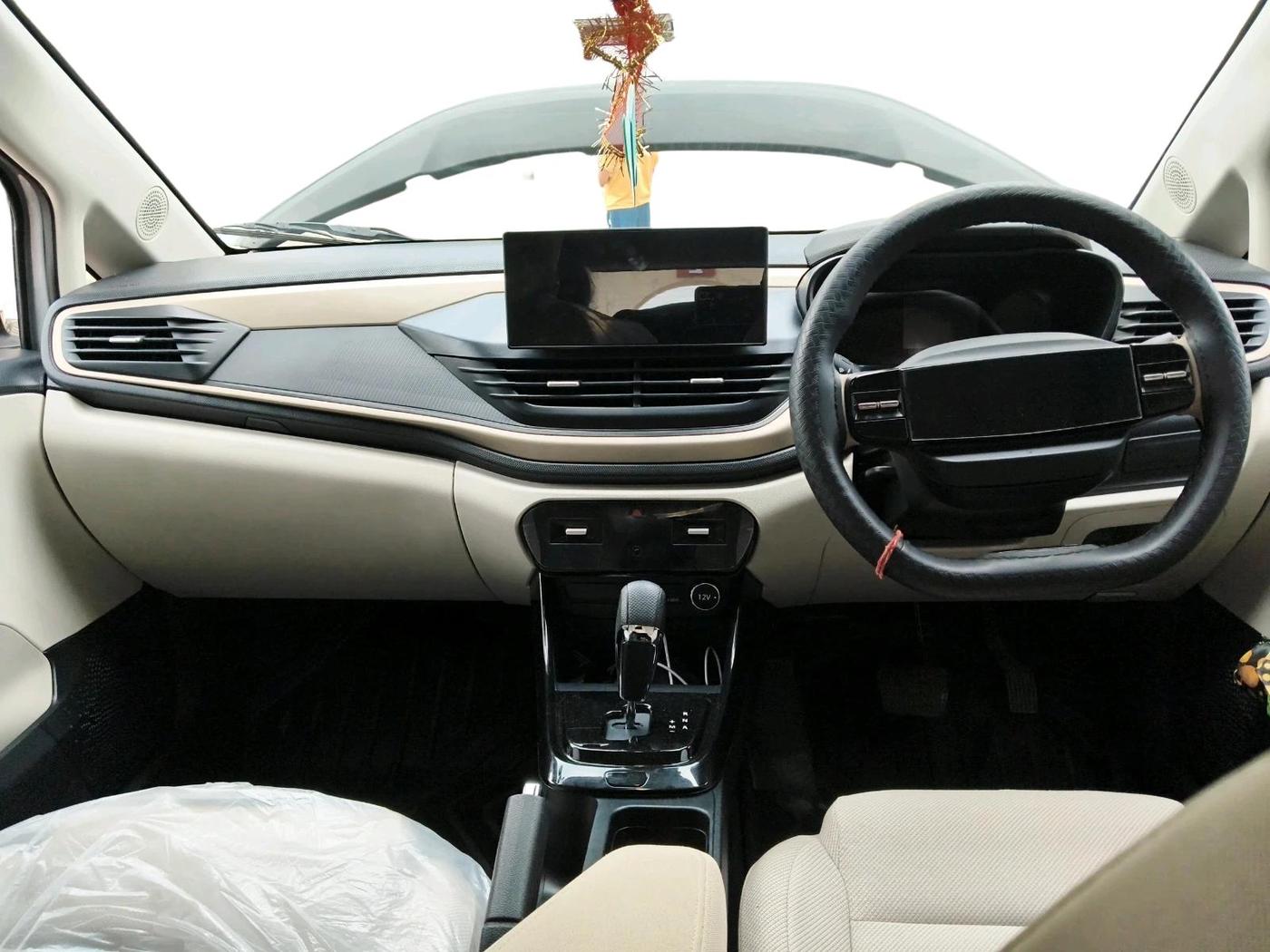 2025 Tata ALTROZ Creative Petrol 5AMT, Petrol, Automatic, 4,416 km, interior
