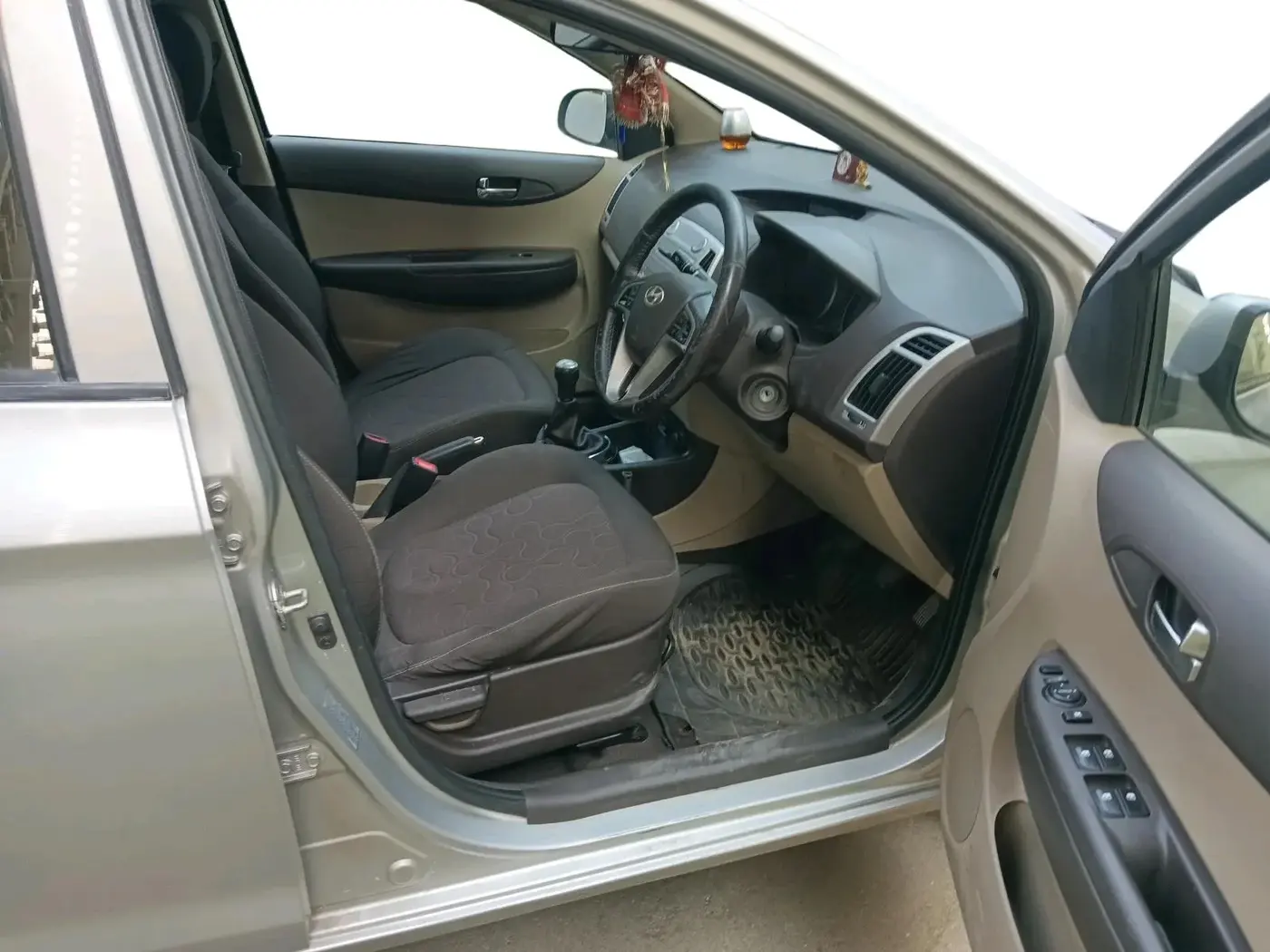 2012 Hyundai i20 SPORTZ 1.2, Petrol, Manual, 48,560 km, interior