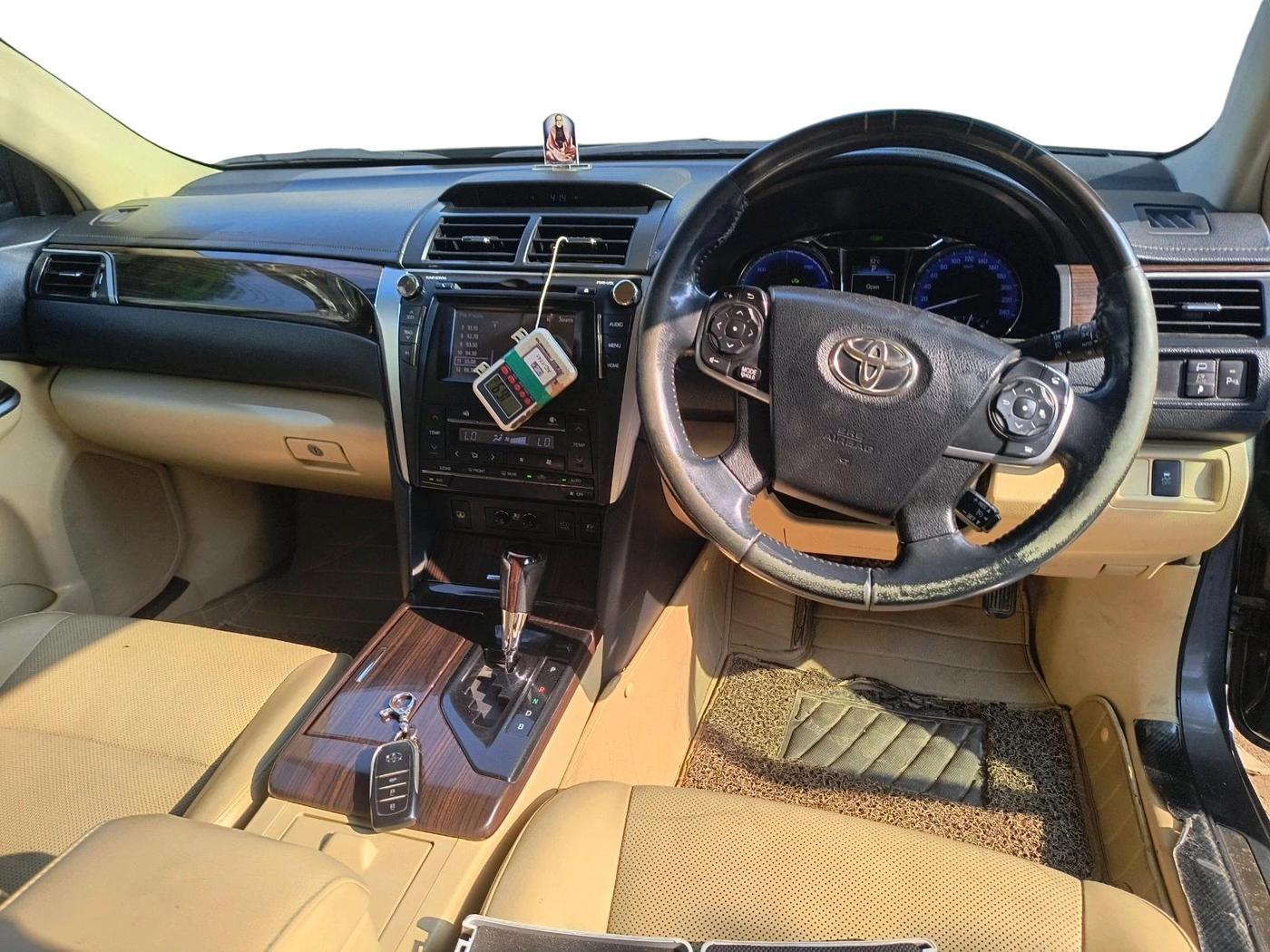 2016 Toyota Camry HYBRID, Hybrid, Automatic, 1,67,988 km, interior