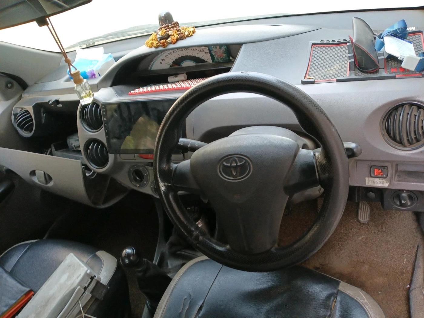 2011 Toyota Etios Liva G, Petrol, Manual, 2,21,639 km, interior