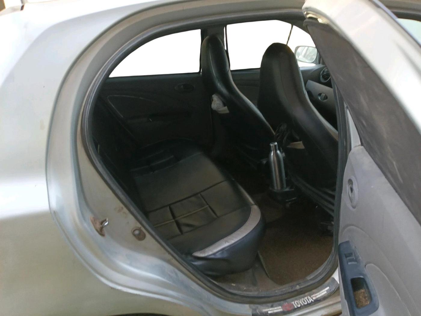 2011 Toyota Etios Liva G, Petrol, Manual, 2,21,639 km, interior